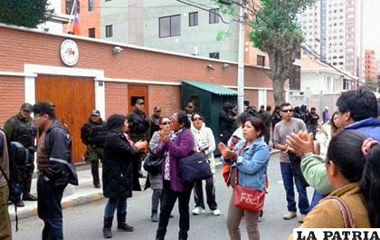 Transportistas bolivianos protestan en el Consulado de Chile en La Paz /@ASPBolivia
