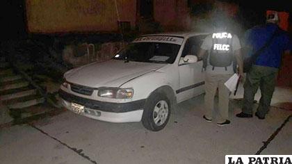 Un efectivo policial realiza la investigación