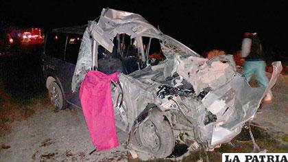 La vagoneta destrozada del conductor malherido