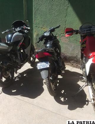 Al medio, la motocicleta protagonista del hecho