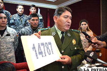 El director de la Felcc, teniente coronel Iván Luizaga muestra el monto recaudado impreso en un papel