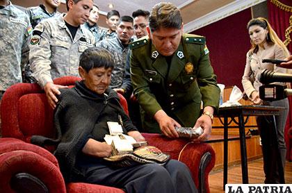 El momento que se hace entrega del monto recaudado a doña Clotilde