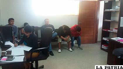 A la derecha con la cabeza gacha los dos jóvenes que apuñalaron al estudiante
