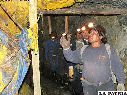 La vanguardia del desarrollo nacional, corresponde a los trabajadores mineros, comprometidos en alcanzar el objetivo de la nacionalización, una minería para los bolivianos