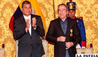 José Luis Perales (der.) junto al presidente Rafael Correa (izq.)