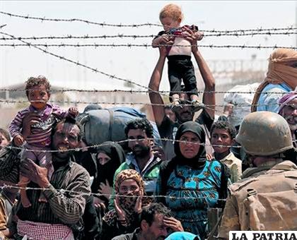 Refugiados sirios aguardan para poder cruzar a Turquía /ELPERIODICO.COM