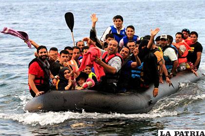 Refugiados huyen por diferentes medios /ELMUNDO.ES