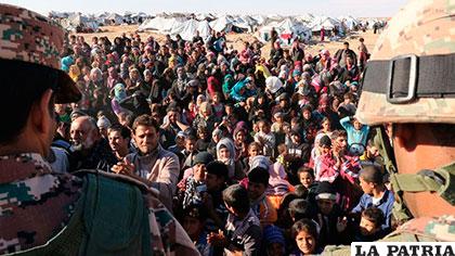 Refugiados sirios retenidos entre la frontera jordana y la siria /AFP