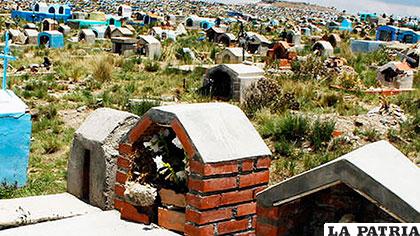 El armado de tumbas es una costumbre arraigada en el ámbito rural