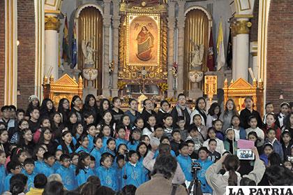 Coros deleitaron al público que acudió al Santuario de la Virgen del Socavón