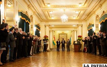 El cuerpo diplomático en el saludo protocolar al Presidente Evo Morales /Def. del Pueblo
