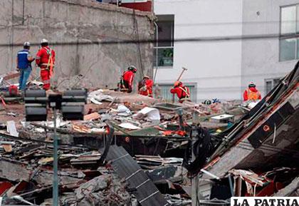 Avanza trabajo de retiro de cuerpos en edificio mexicano