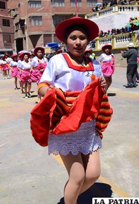 Señoritas del Liceo Oruro Tarde, al ritmo del salay