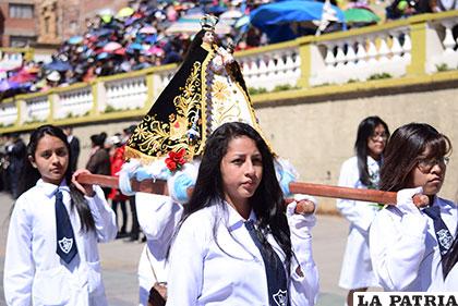 Imagen de la Virgen del Socavón encabezó entrada de los conjuntos