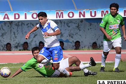 Juan Morales de San José elude la marca de Jorge Escalera