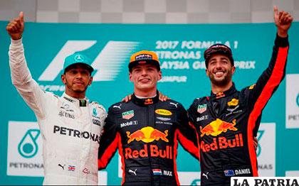 Verstappen (centro), junto a Hamilton y Ricciardo