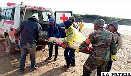 Uno de los cuerpos sin vida de las víctimas es rescatado del río /ERBOL