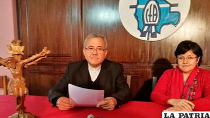 El padre José Fuentes y la asesora legal de la CEB, Susana Inch /ANF