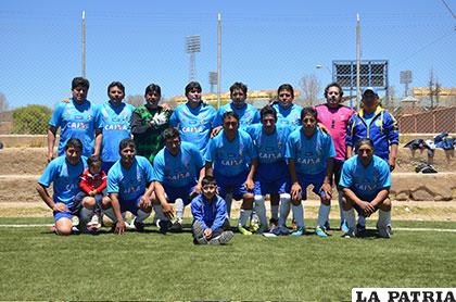 El plantel de SeLA Pica campeón de fútbol Sénior en la Adapo