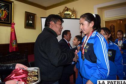 Vásquez hace la entrega de reconocimientos a las campeonas en baloncesto
