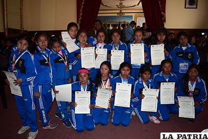 El equipo de fútbol femenino de Totora logró medalla de plata