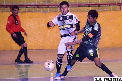 Luis Ahinque de FM Moralitos intenta dominar el balón