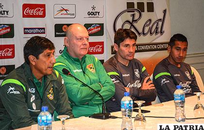 Jugadores de la Verde junto al presidente Ribera, e Illanes (izquierda) quien dirigirá al cuadro boliviano /APG