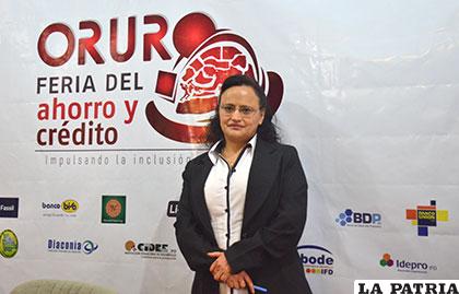 Lenny Valdivia directora de la ASFI presenta la primera feria del ahorro en Oruro