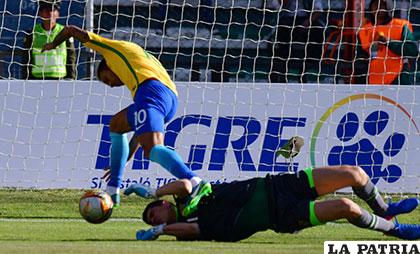 Lampe le ganó todos los mano a mano a Neymar, el portero boliviano fue la figura /APG