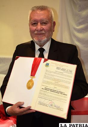 Víctor Aramayo Manjon agradecido con el reconocimiento a su esposa