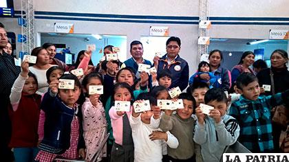 Los niños muestran sus carnets de identidad otorgados por el Segip en sus unidades educativas
