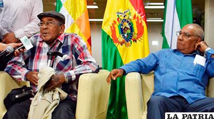 Los ex guerrilleros cubanos Harry Villegas y Leonardo Tamayo /lostiempos.com