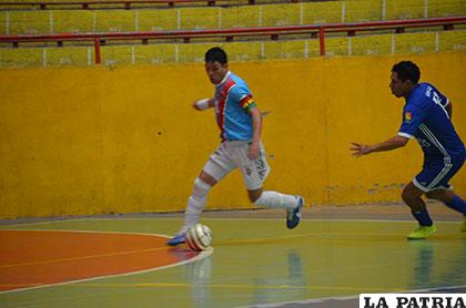 Jesús Saavedra con el balón ante la marca de Ronald Puma