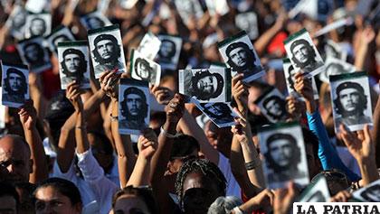 Miles de personas participan en el acto del 50 aniversario de la muerte de Ernesto 