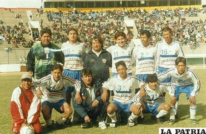 Vistió la casaca de todos los clubes orureños, entre ellos por más tiempo la de Bolívar Nimbles (16)
