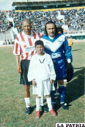 Con su hijo Andrés y Daniel Valencia