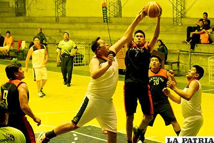 Norman Gálvez de Saracho intenta encestar ante la marca de su rival