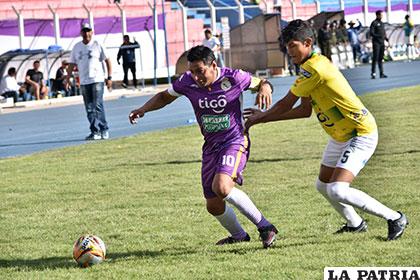 Darwin Peña domina el balón ante la marca de Sebastián Reyes
