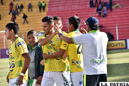 Los de Petrolero al final del partido festejaron el punto logrado en Potosí