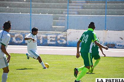 Jorge Escalera de Surcar en su afán de rematar, el partido frente a Totora terminó 2-2