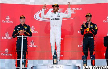 Lewis Hamilton en el podio, fue el ganador del GP de Japón /as.com