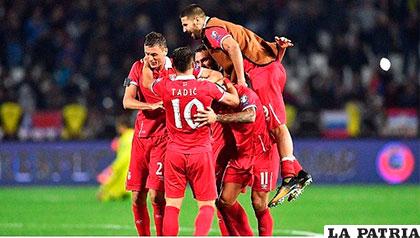 El festejo de los jugadores de Serbia que vencieron a Georgia 1-0