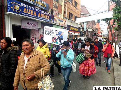 La marcha concentró a varias mujeres orureñas