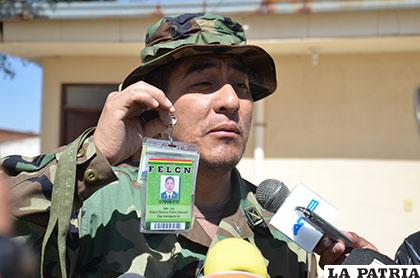 El director de la Felcn-Oruro, teniente coronel Franco Arancibia muestra el credencial de los uniformados