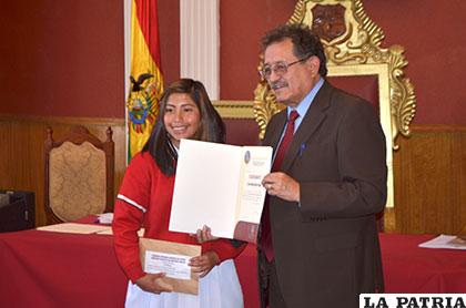 Karen Gutiérrez recibe el premio de la mano del alcalde Bazán