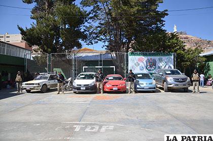 Personal de Diprove exhibió los vehículos recuperados y secuestrados en distintos operativos