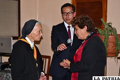 La Hermana Carmen Morales (Izq.) recibió la medalla a nombre de la Congregación