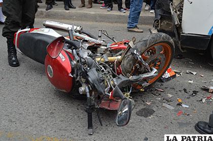 La motocicleta acabó abandonada por el conductor después de la colisión