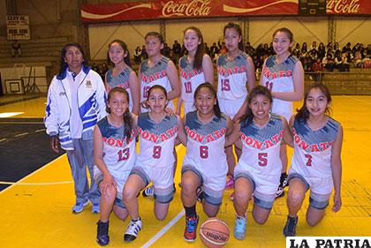 Las integrantes del equipo de baloncesto del colegio Donato Vásquez