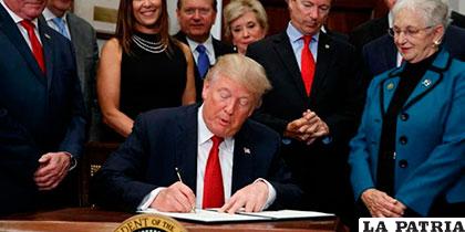 Trump es criticado por suspender subsidios a las aseguradoras de cobertura sanitaria /eleconomista.net